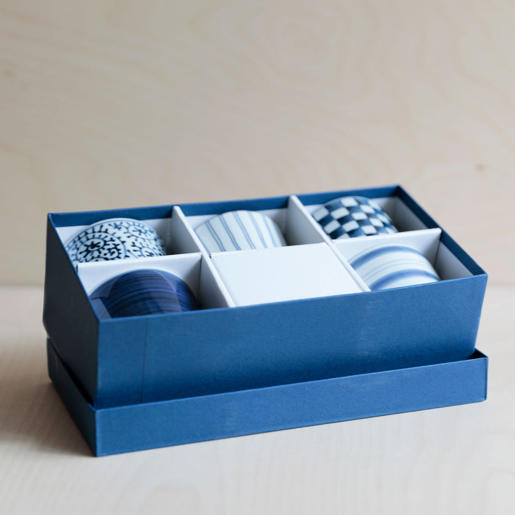 Stacked blue and white soba cups, packed in a blue box